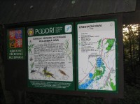Informační tabule na červené značce za rybníkem Kačák