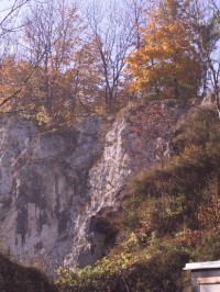 Pohled na stěny lomu z centrálního parkoviště ve Štramberku