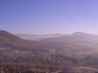 Výhled na hřeben Veřovických vrchů (v pozadí), vpředu Fojtův kopec a Hlásnice