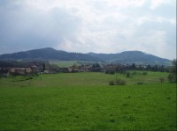 pohled na Zelinkovice z Lysůvek, v pozadí Palkovické hůrky