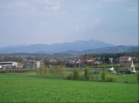 pohled z Lysůvek na Zelinkovice, v pozadí Lysá hora