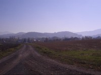 SKalní vrch nad silnicí vlevo, pohled z Osady u Olešné