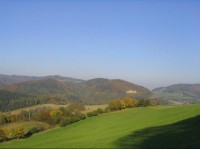 pohled z úbočí Strážnice na Bačův kopec