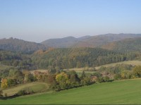 pohled ze Strážnice nad Měrkovicemi, pravý hrbolek uprostřed snímku je Přední Babí hora