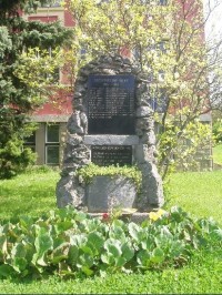 památník před školou