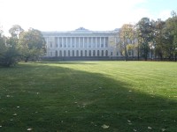 Park, vzadu Ruské muzeum