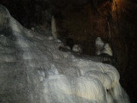V jeskyni 9