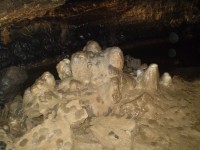 V jeskyni 12