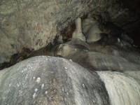 V jeskyni 14