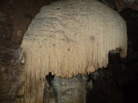 V jeskyni 16