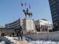 Atatürkova třída s pomníkem 1