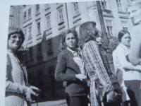 Na Rynku, září 1975, Iva vlevo