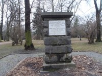 Jeden z pomníků v parku