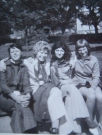 Majka, Dáša, Věra a Iva v parku, září 1975