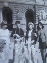 Iva (ještě ne helixpomatia), Majka, Dáša a Věra před univerzitou, září 1975