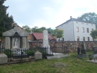 Hřbitov, vlevo hrobka generála Laufera