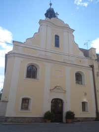 Kostel v dolní části náměstí