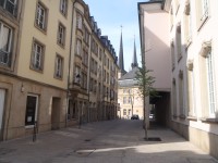 Jedna z ulic, vzadu Notre-Dame