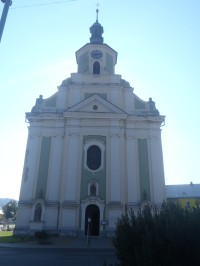 Kostel od náměstí
