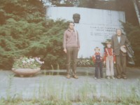 U pomníku roku 1987, Jaromír, Martin, Honza a táta