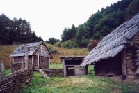 Archeoskanzen Havránok: Rekonstrukce obydlí s hospodářskými stavbami