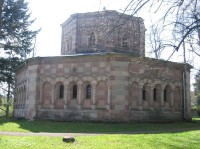 Harrachovská hrobka: Pohled na hrobku od východu