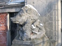 Kamenný divočák před hlavním vchodem dolního zámku: Panenské Břežany, Dolní zámek