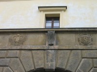 Pražská brána: Erby na Pražské bráně