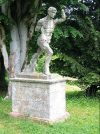 Zdevastovaná socha v parku