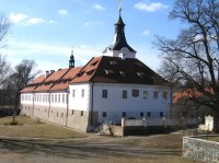 Pohled ná zámek z mostu přes Berounku: Zámek Dobřichovice