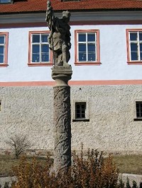 Socha sv. Václava v parčíku mezi zámkem a Berounkou: Zámek Dobřichovice