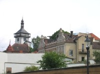 Hláska a městské domy: Gotická městská věž z 15. stol.
