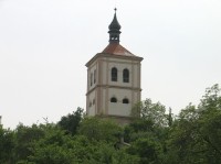 Zvonice: Barokní zvonice postavená na místě původní dřevěné.