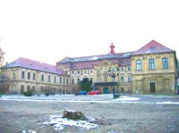 Zámek: Hlavní budova zámku a obě boční křídla
