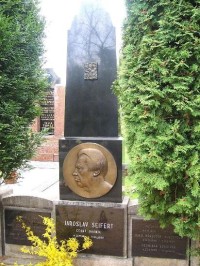 Hrob básníka a nositele Nobelovy ceny Jaroslava Seiferta