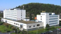 Hotel Sport a Městský úřad: V pozadí kopec Hostibejk s vyhlídkovým altánkem
