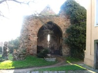 Zřícenina románsko-gotického kostelíku sv. Michala