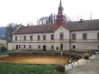 Pohled na zámek z hospodářského dvora: Zámek Úholičky