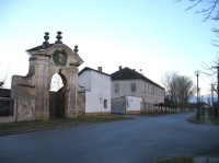 Kratonohy: Hlavní brána, v pozadí zámek