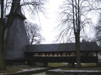 Kostel s dřevěným přístupovým mostem