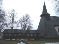 Kostel sv. Bartoloměje s dřevěným přístupovým mostem
