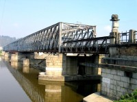 Starý most: Kovový most přes Vltavu, kdysi na hlavním silničním tahu Praha-Teplice, nyní již pouze pro pěší a cyklisty