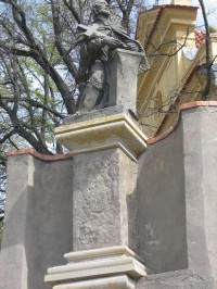 Kostel sv. Jakuba Většího: Socha sv. Jana Nepomuckého ve výklenku ohradní zdi kostela
