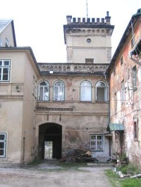 Hlavní vchod do zámku z nádvoří