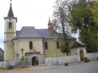 Kostel se hřbitovem na náměstí