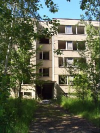 Na procházce v ,,městě duchů": To není sídliště nedaleko Černobylu, tenhle dům stojí pár desítek minut cesty autem od Prahy