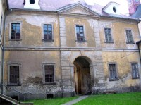 Police nad Metují: klášterní budova z nádvoří