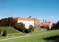 Valtice: zámek Valtice - pohled z parku
