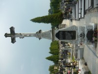 centrální kříž na hřbitově v Dolní Lutyni