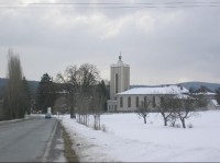 Pohled na Loštice: ze silnice na Mohelnici, v popředí kostel